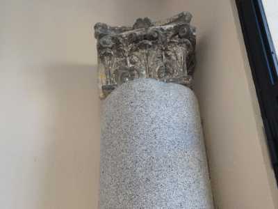 Oggi dell�antico edificio � rimasto ben poco. Tra questi i resti di una colonna in marmo con capitello del XII secolo...
